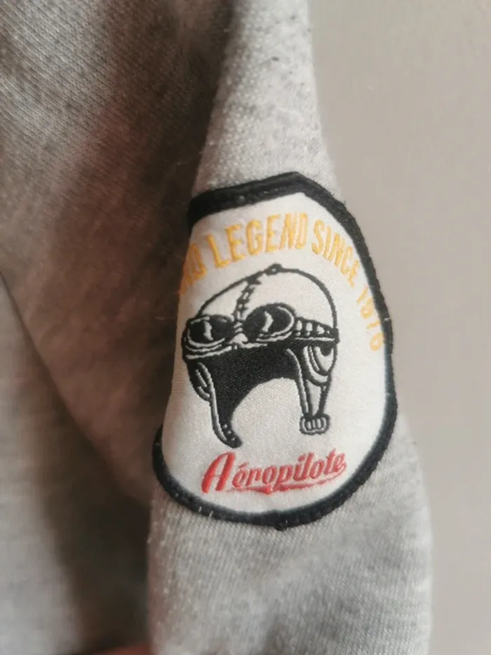 Pull gris avec motifs. - photo numéro 4