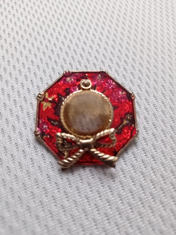 Broche forme chapeau