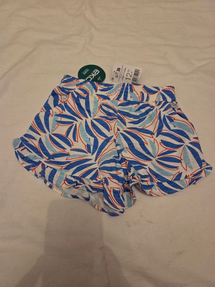 Joli short fille motifs feuilles 3 couleurs bleu , bleu fonce et rouge taille 3 ans neuf Obaibi 6 euros