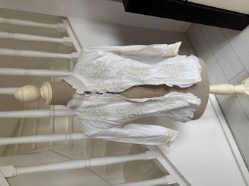 Veste Zara blanche et broderies crème