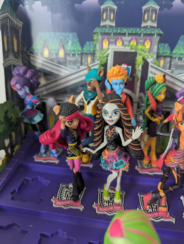 Lot de 16 figurines Monster high avec support et décor - photo numéro 4