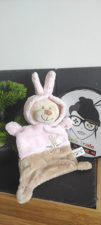 Doudou ours déguisé en lapin plat Grain de Blé marron beige rosé carré plat
