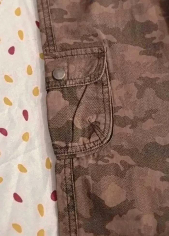 Pantalon  camouflage  très bon  état  9  ans - photo numéro 2