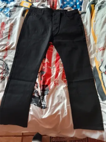 Joli jean noir wthinlee taille 40 mais 44 taille UE