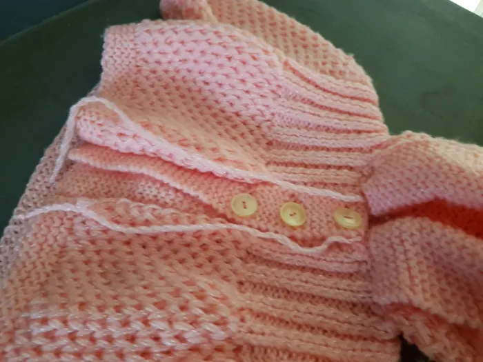 Veste et chaussons tricot bébé fille - photo numéro 4