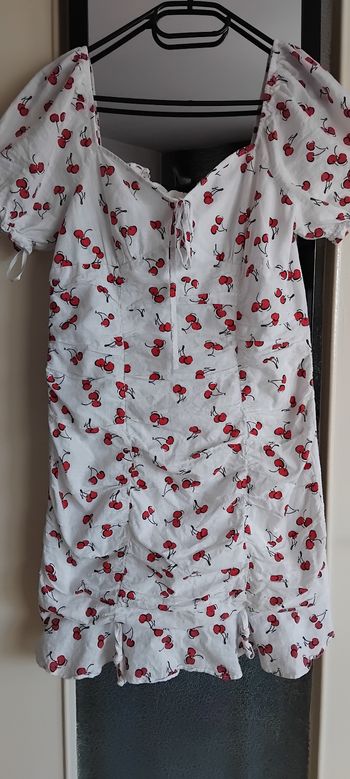 Jolie Robe blanche cerise Rouge Tbe