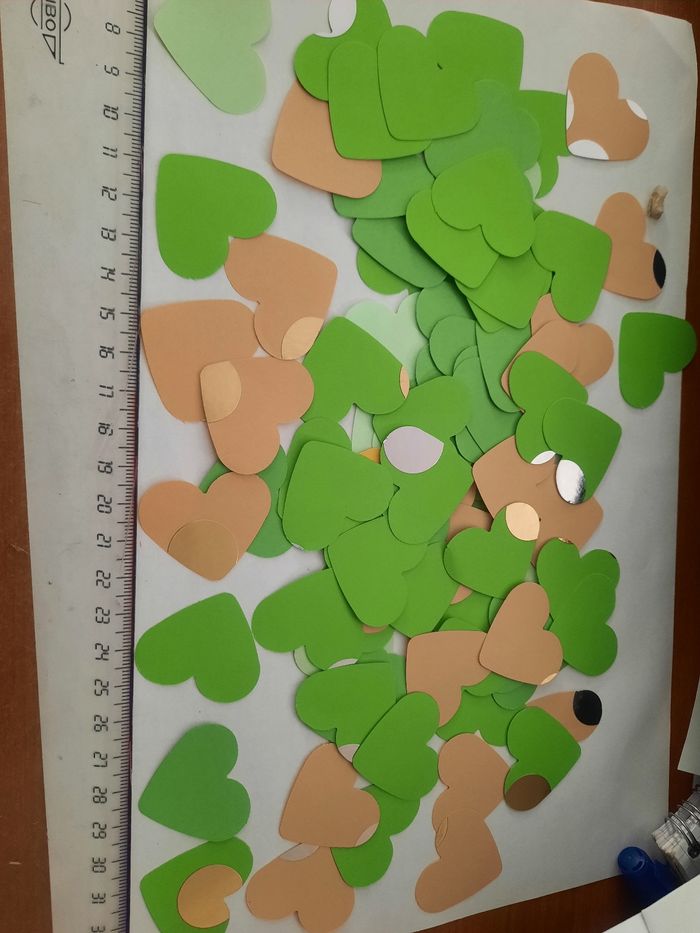 120 cœur moyen decoupe papier différents maron clair et vert idéal decoration festif anniversaire lot a7