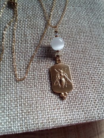 Collier pierre de selenite et médaillon abeille en acier