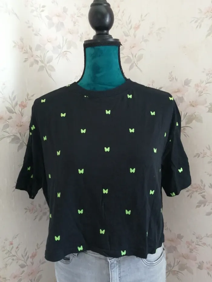 Tee-shirt noir crop top avec motifs papillons verts fluo / jennyfer / (M)