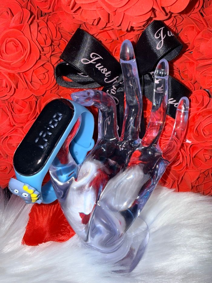 🦕 Montre connectée enfant – Bracelet bleu dinosaure & affichage LED ! 🦕