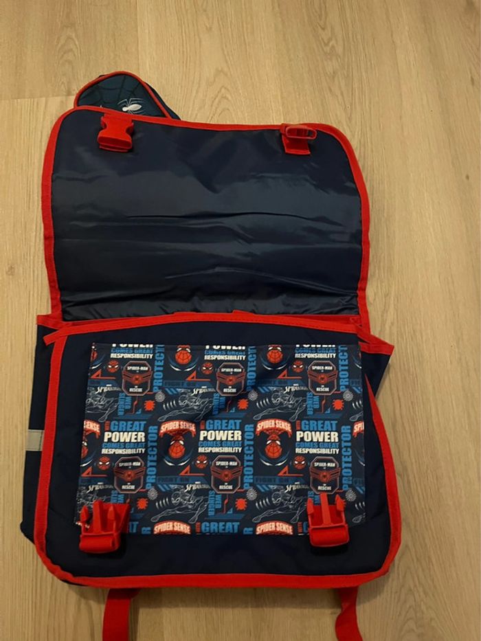 Cartable Spiderman avec sa trousse - photo numéro 5