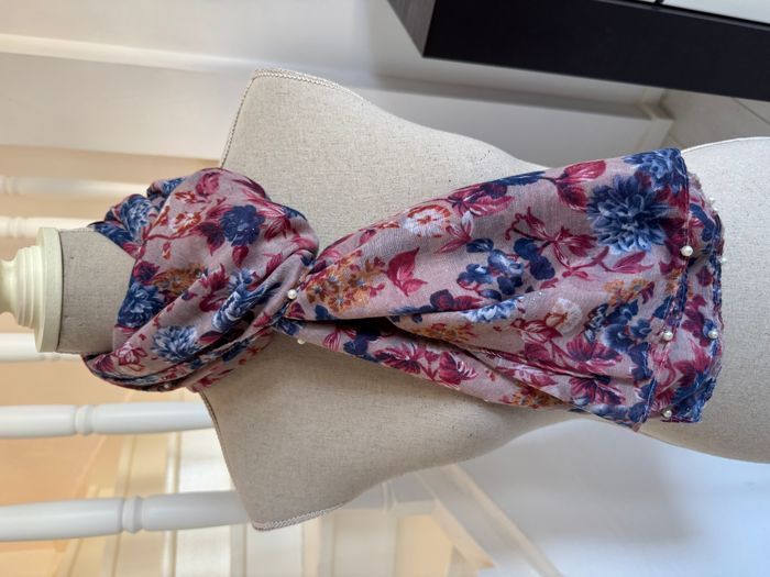 Foulard Rose à fleurs roses et bleues et perles crème - photo numéro 2