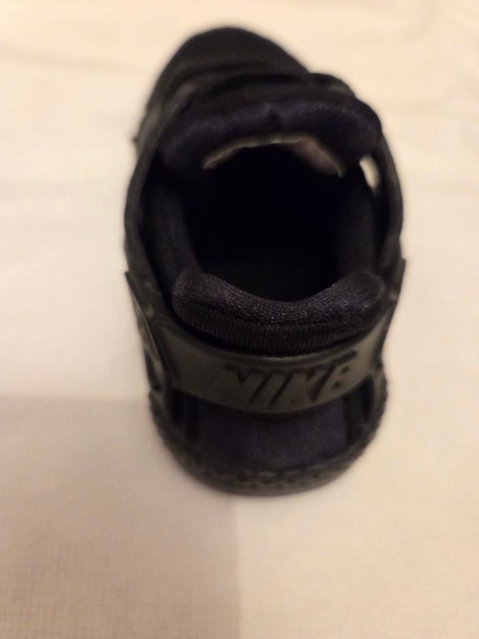 Vends baskets bebe nike noires taille 21 quasi neuves jamais portees - photo numéro 3