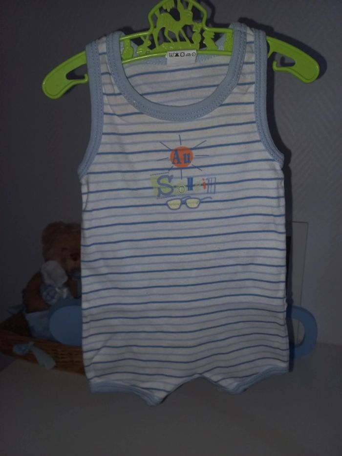Lot 2 bodies sans manches garçon excellent état taille 6 mois - photo numéro 3