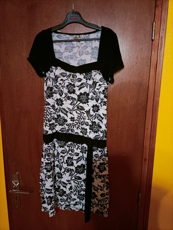 Robe noire et blanche à fleurs