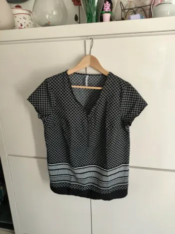 Blouse noire à motifs géométriques – Taille 40 – Très bon état