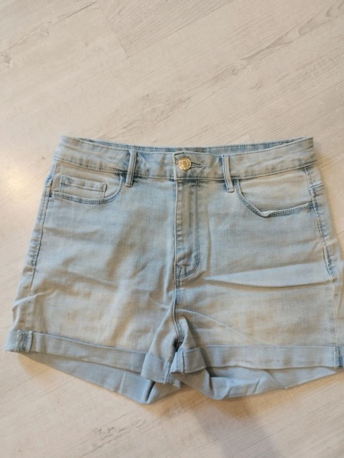 Superbe short en jean Stradivarius taille 40