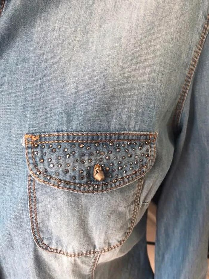 👔 Chemise en jean denim longue et ample à manches longues avec strass sur le col et les poches - photo numéro 3