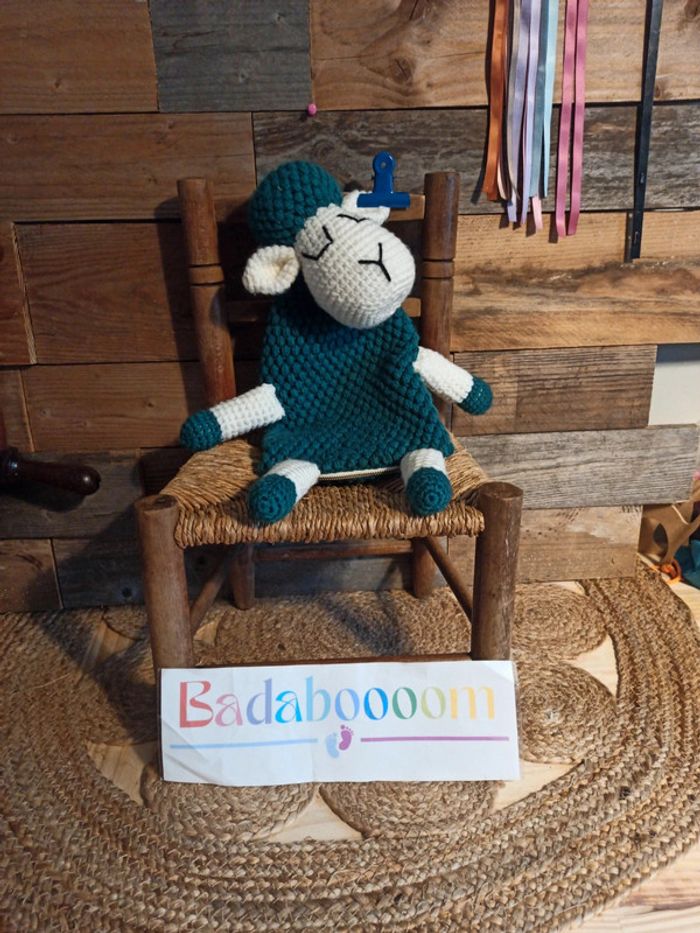 Doudou mouton tricoté cachette fait main tbe
