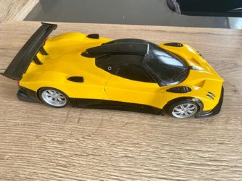 Grande voiture jaune plastique