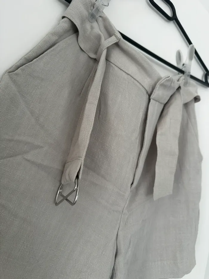 Short en lin beige avec ceinture - photo numéro 2