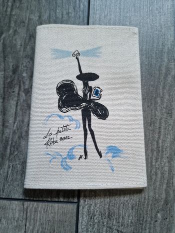 Accessoire documents identité la petite robe noire