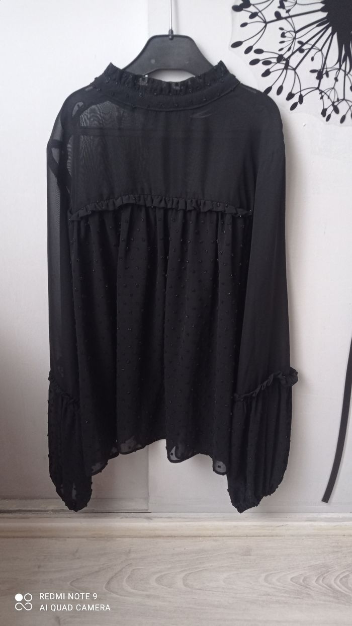Blouse noire  en voile Asos  avec Petites broderies taille S. Excellent état !