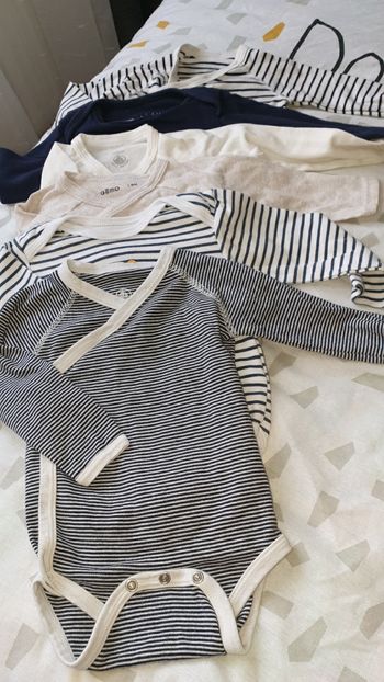 Lot de 6 boddys  12 mois ( 1 de 9 mois)