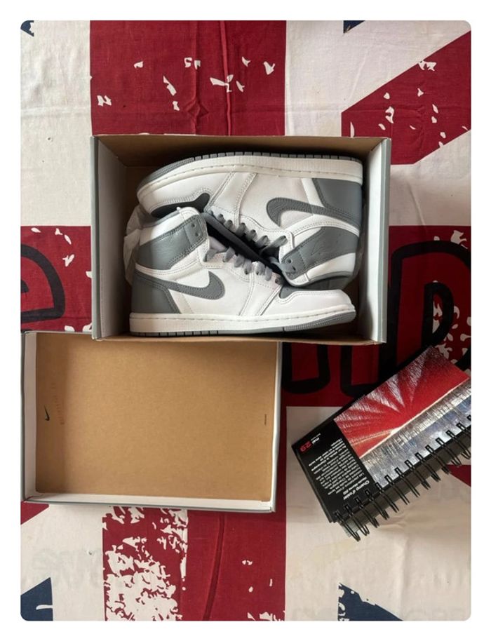 Air Jordan 1 High rétro Og taille 38 grise et blanche - photo numéro 2