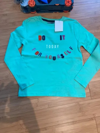 8 ans - Neuf - T-shirt manches longues couleurs menthe vif écriture do it today for yourself