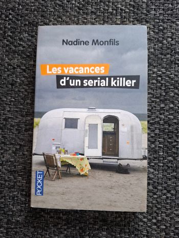 Roman Les vacances d'un serial killer de Nadine Monfils en bon état