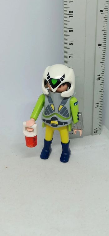 Homme agent de l'espace habits verts et casque blanc playmobil
