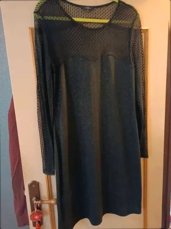 Robe noir  mi longue très bon état  46