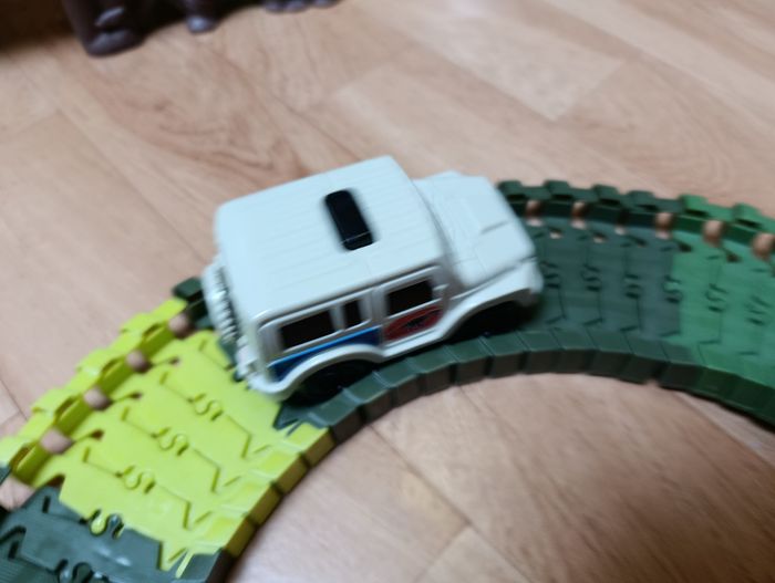 Circuit voiture flexible avec volcan lumineux et fumée - photo numéro 6