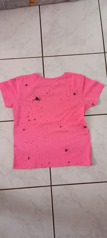 T-shirt rose fluo Primark taille 5-6 ans (116 cm) avec éclaboussures noires