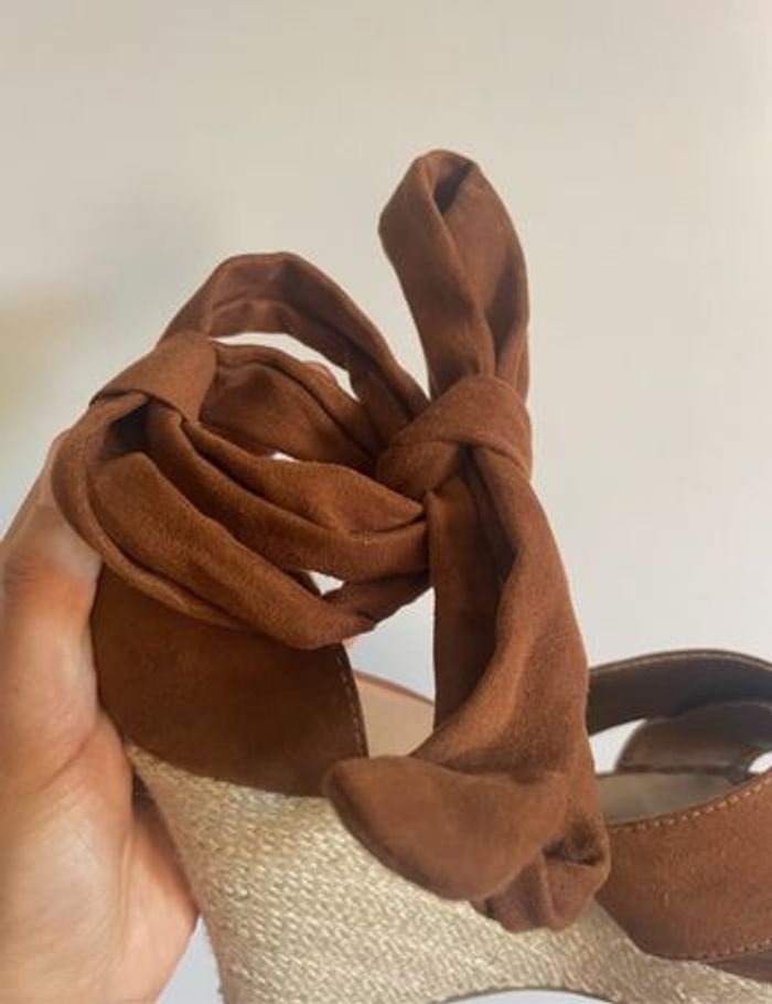 Sandales marrons à talons compensées - photo numéro 7