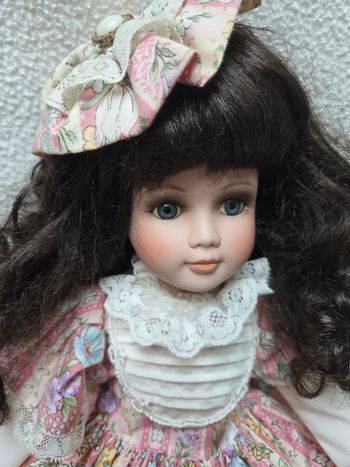 Poupée décorative en porcelaine