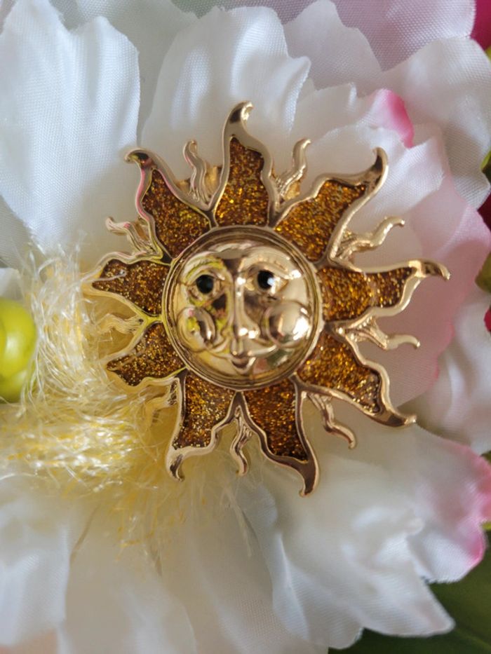 Broche soleil doré et sourant