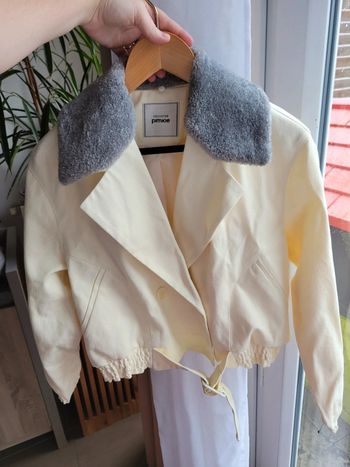 Veste en jean ecru col fourrure grise