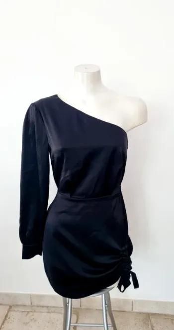 Robe noire satiné kookai asymétrique 36