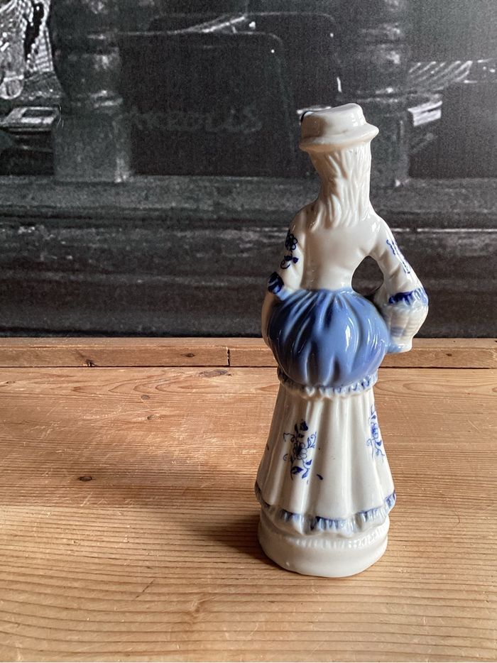 Figurine en porcelaine vintage - photo numéro 2