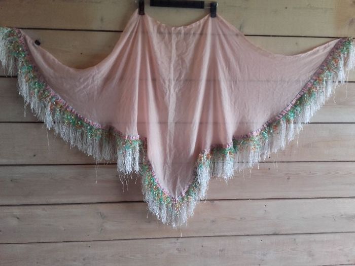 Grande étole rose poudré avec frange et fils multicolores