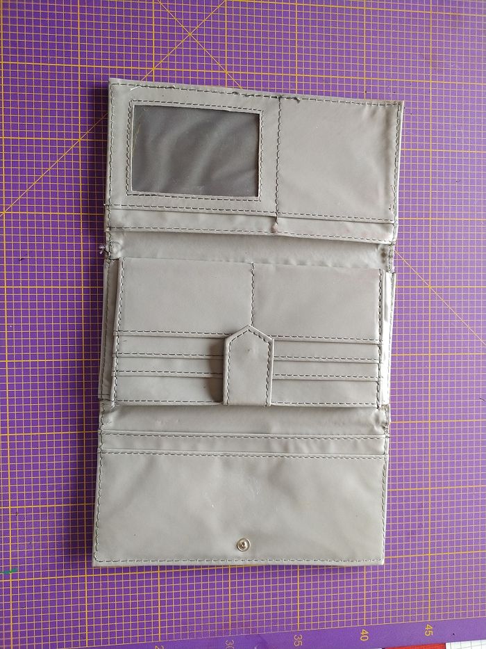 Porte feuille gris clair dessin de mode - photo numéro 5