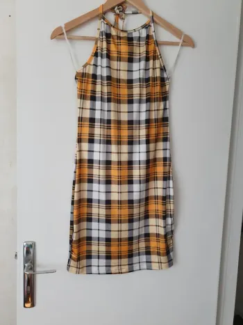 Robe à carreaux cordon au cou