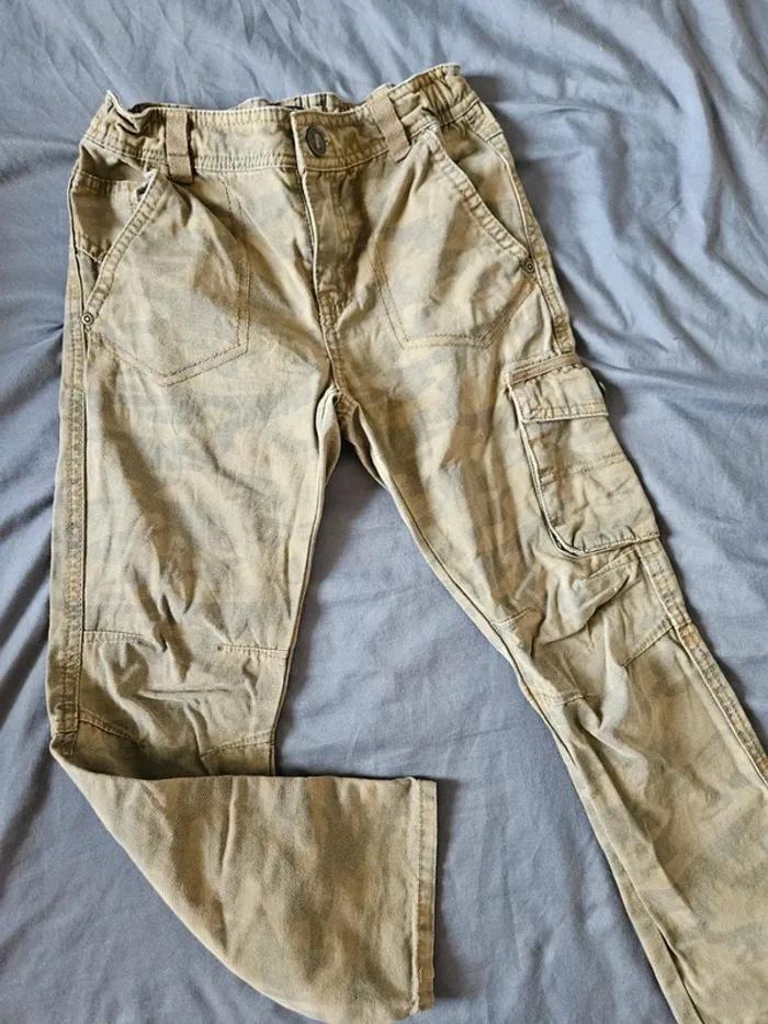Pantalon cargo motifs camouflage