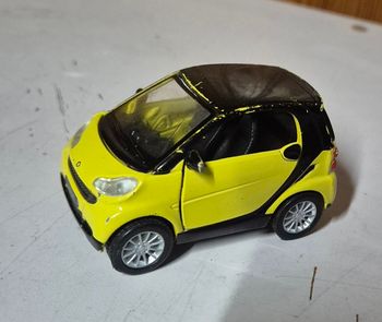 Maisto voiture miniature à friction smart fortwo 1/32