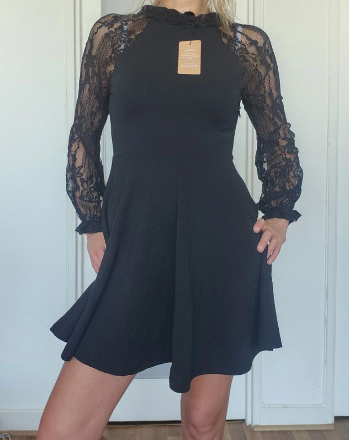 Magnifique robe en dentelle neuve