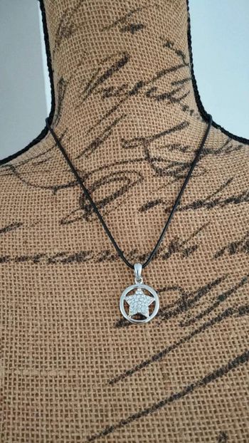 Collier  pendentif étoile argenté cordon noir