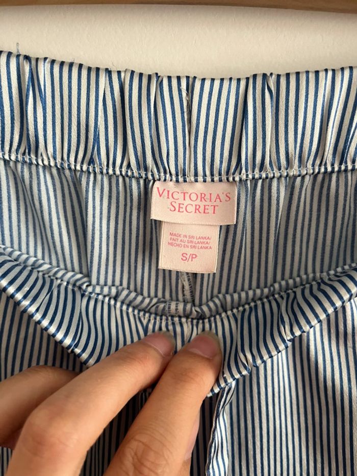 Pyjama rayé blanc et bleu satiné Victoria’s Secret - photo numéro 4
