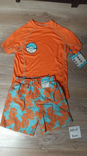 Lot maillot et shirt natation anti UV 8 ans